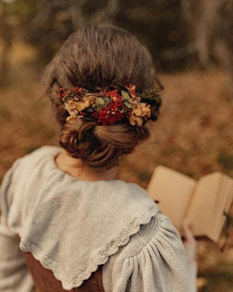 Flowers In Hairstyle, Autumn Aesthetic Hair, Cottage Core Hairstyles, Cottage Core Hair, Cottagecore Hairstyles, Prairie Aesthetic, Cottagecore Hair, Bernini Sculpture, Autumn Cottagecore