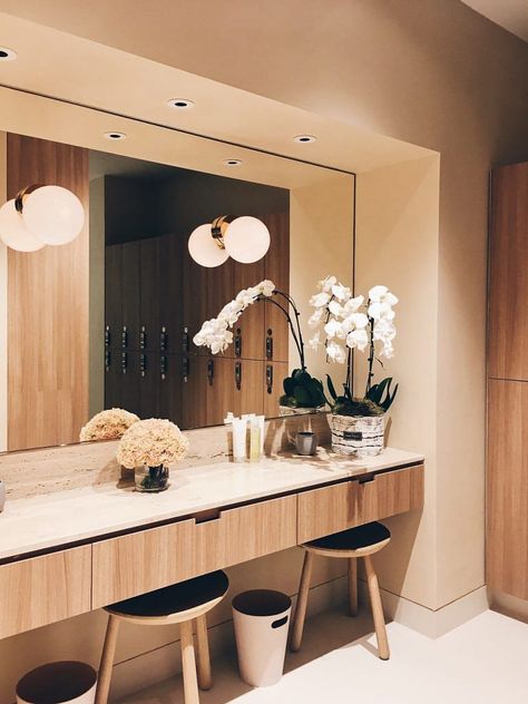 Modern Bathroom Design White, Modern Yoga Studio, Bathrooms Vanity, Office Bathrooms, Guest Bathroom Design, Home Styling Tips, Trendy Hotels, Bathroom Design Black, White Bathroom Designs