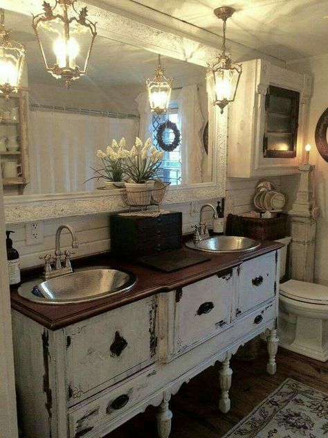 Baie Vintage, Makeover Kamar Mandi, Chic Bathroom Decor, Farmhouse Bathroom Design, Farmhouse Bathroom Decor Ideas, Rustic Bathroom Vanities, Shabby Chic Room, Modern Farmhouse Bathroom, Shabby Chic Bathroom