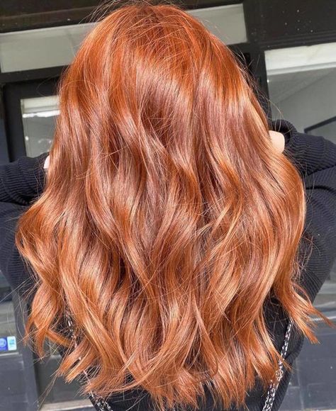 The Gingerbread Caramel Hair Color Is The Hottest Comeback Trend For Fall Cold Copper Hair Color, Gingerbread Caramel Hair Color Formula, Mango Hair Color, Ginger Caramel Hair, Cool Tone Ginger Hair, Pumpkin Pie Hair Color, Light Ginger Hair Color, Caramel Ginger Hair, Ginger Beer Hair Color