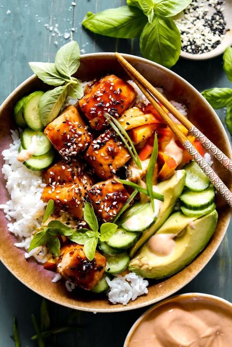 Baked salmon in a sweet and spicy sesame ginger sauce piled atop fluffy rice with a bright cucumber salad. Finish the bowl with some spicy mayo for an epic, but easy, weeknight bowl supper. Wraps Recipes Vegetarian, Sesame Ginger Sauce, Sesame Salmon, Salmon Meal Prep, Ginger Salmon, Salmon Rice Bowl, Sauce For Salmon, Fluffy Rice, Salmon Bowl