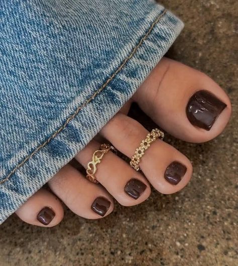 December Toe Nails, Autumn Pedicure Toe Nails, Pedicure Trends, Winter Pedicure, Blue Pedicure, Trending Nail Polish Colors, French Tip Toes, Purple Chrome Nails, Fall Toe Nails