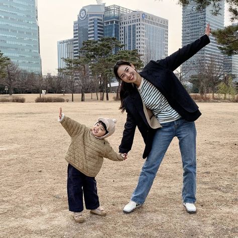 Lee Rowoon, Mom And Son Outfits, Sibling Poses, Cute Asian Babies, Mommy And Son, Self Portrait Poses, Asian Kids, Asian Babies