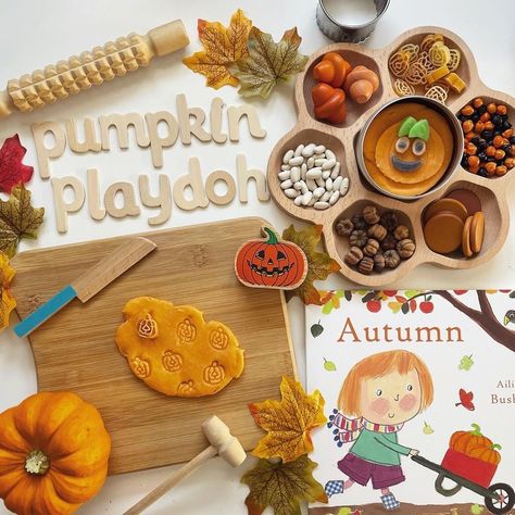 Autumn Play Dough, Pumpkin Playdough Tray, Eyfs Pumpkin Activities, Pumpkin Patch Role Play Eyfs, Playdough Activities Eyfs, Autumn Playdough Ideas, Pumpkin Patch Tuff Tray, Reggio Pumpkin Activities, Reggio Pumpkin Provocations