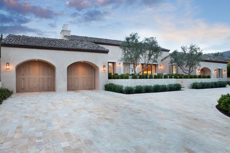 Beige Driveway, Spanish Driveway, Travertine Driveway, Tan House, Travertine Pavers, Modern Front Yard, Farmhouse Designs, Coastal Interiors Design, Spanish Style Homes