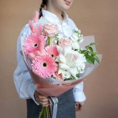 Gerbera Daisy Bouquet, Rose Delivery, Bouquet Box, Flower Bouquet Diy, Creative Flower Arrangements, Bouquet Wrap, Bouquet Arrangements, Gerbera Daisy, Luxury Flowers