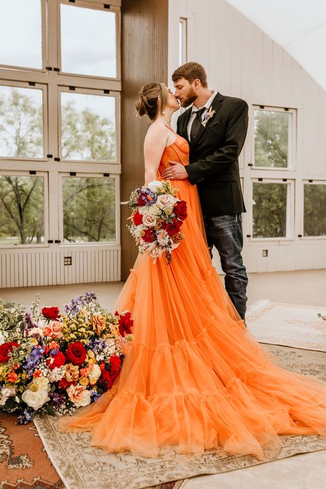 Would you rock an orange wedding dress on the big day? This retro, 1970's inspired shoot is showing you how with all the groovy vibes! Orange Wedding Dress, Orange Dress Wedding, Peach Wedding Dress, Orange Wedding Flowers, Bridal Styling, Traditional Wedding Attire, Sunset Wedding, Nontraditional Wedding, Retro Wedding