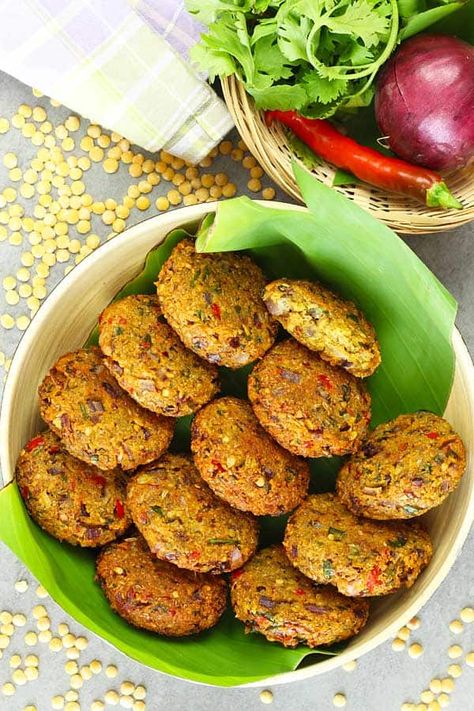 Lentil Fritters (Masala Vada) Recipe | El Mundo Eats Spinach Fritters, Masala Vada, Lentil Fritters, Vada Recipe, Vegetarian Chili, Lentil Recipes, Spices And Herbs, Chili Flakes, Red Lentil