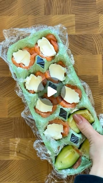 Sharing Delicious Food on Instagram: "Such a cool hack!  Would you try it? 🤪👀🥰 by • @eda.bez.truda" Sushi Hacks, Sushi Bowls, Sushi Bowl, Lunchbox Ideas, April 7, Kids Lunchbox, Delicious Food, Try It, You Tried