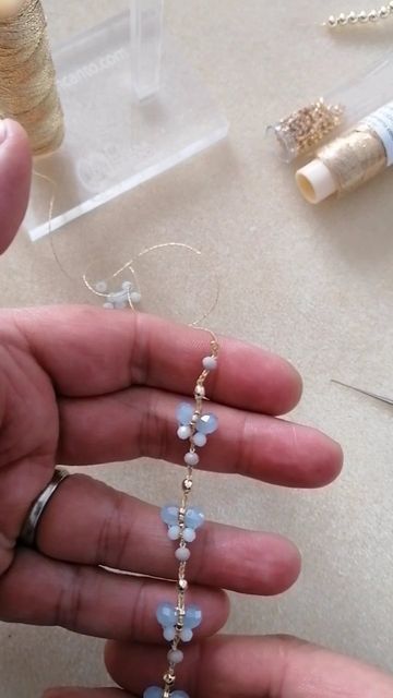 Fancy Beaded Bracelets, Flower Bead Bracelet Tutorial, Bracelet Diy Ideas, Handmade Bracelets Ideas, Ideas Para Hacer Pulseras, Kasut Kahwin, Jewelry For Beginners, Jewellery Tutorial, Chain Bracelet Diy