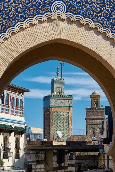 Fès est une ville du Maroc faisant partie des villes impériales du Maroc, elle a été à plusieurs époques la capitale du pays et est considérée de nos jours comme sa capitale spirituelle. #fes #fez #Fès #maroc #art #mosquée #culture #history #artisan #islam Egyptian Era, Fez Morocco, Library Reference, Cultural Capital, Moroccan Art, My Land, Islamic Architecture, Angkor, North Africa