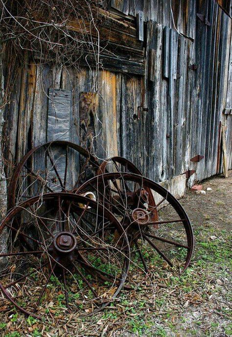 Old wheels and barn! Old Wagons, Country Barns, Country Scenes, Farms Living, Wagon Wheel, Old Barns, Old Farm, Old Barn, Country Farm