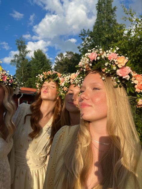 #flowercrown #midsummer #midsommar #summer #flowers Midsummer Nights Dream Party, Summer Solstice Party, Solstice Party, Seventeenth Birthday, Garden Party Outfit, Victorian Fashion Dresses, Fairy Garden Party, Dream Party, Golden Birthday