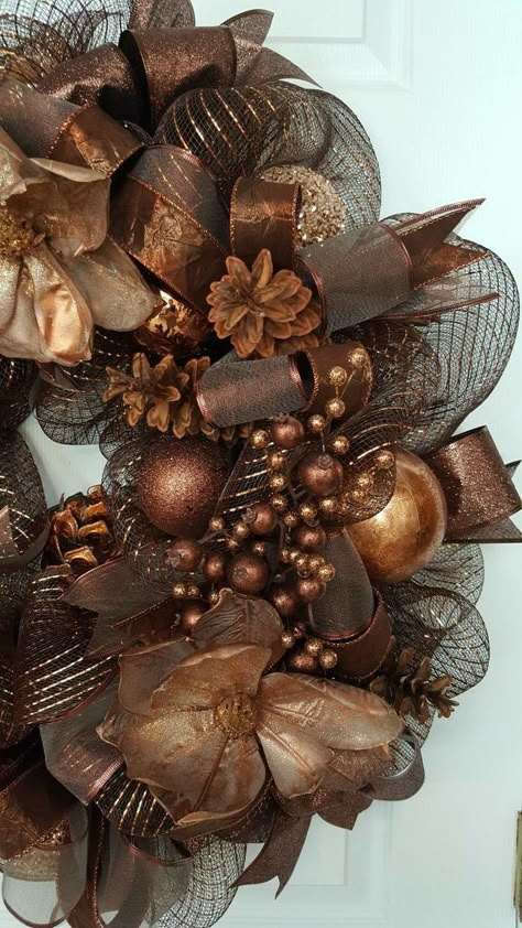 Christmas 🎄 Copper Christmas Wreath, Chocolate Brown Christmas Decor, Brown And Gold Christmas Decor, Copper Christmas Tree Color Schemes, Brown And Gold Christmas Tree, Brown Christmas Tree Decorations, Brown Christmas Decor, Brown Christmas Decorations, Christmas Tree Brown