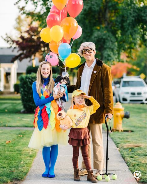 Disney Family Costumes For 3, 3 Family Halloween Costumes, Family Costumes For 4, Disfraz Up, Family Costumes For 3, Disney Family Costumes, Family Themed Halloween Costumes, Family Halloween Costume, Halloween Costumes For Family