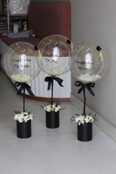 College Grad Party Decor, 90th Birthday Party Decorations, Balloon Hacks, Anniversary Centerpieces, Mickey Baby Showers, 15th Birthday Party Ideas, Gold Graduation Party, Graduation Crafts, Graduation Party Centerpieces