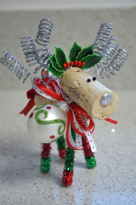 20 Brilliant DIY Wine Cork Craft Projects for Christmas Decoration Reindeer Cork Ornaments Diy, Cork Reindeer Ornaments, Raindeer Crafts, Cork Reindeer, Cork Creations, Cork Crafts Christmas, Wine Cork Diy Crafts, Wine Cork Ornaments, Wine Cork Art