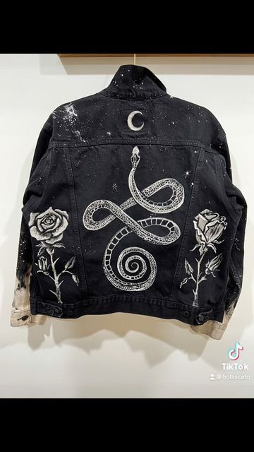 Painting Jeans Jacket, Black Denim Jacket Embroidery, Black Denim Jacket Painted, Denim Jacket Design Ideas, Painted Jacket Ideas, Paint Jean Jacket, Jeans Jacket Painted, Bleached Jean Jacket, Jean Jacket Painted