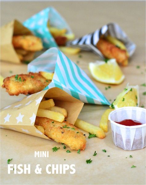 Looking for easy party food recipes that work for kids and adults? Here is my mini breaded fish and chips and some ideas on how to present party food. Luca Party Food, Easy Party Food Recipes, Childrens Party Food, Beach Party Food, Pirate Food, Seaside Party, Kids Birthday Party Food, Paper Party Bags, Birthday Party Boy