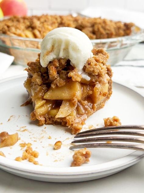 Apple Pie with Graham Cracker Crust comes together with gooey homemade apple pie filling, sweet and salty pretzel streusel topping, and a thick, buttery graham cracker crust for the best apple pie ever. Apple Pie with Graham Cracker Crust is a scrumptious spin on a classic dessert. This delicious pie starts with a thick, buttery homemade graham cracker crust with just a touch of cinnamon. The gooey apple pie filling has all the warm spices (plus a hot one) and is pre-cooked and cool… Graham Cracker Apple Pie, Apple Pie With Graham Cracker Crust, Pie With Graham Cracker Crust, Homemade Graham Cracker, The Best Apple Pie, Banana Pudding Pies, Easy Chocolate Pudding, Taffy Apple, Chocolate Pie With Pudding