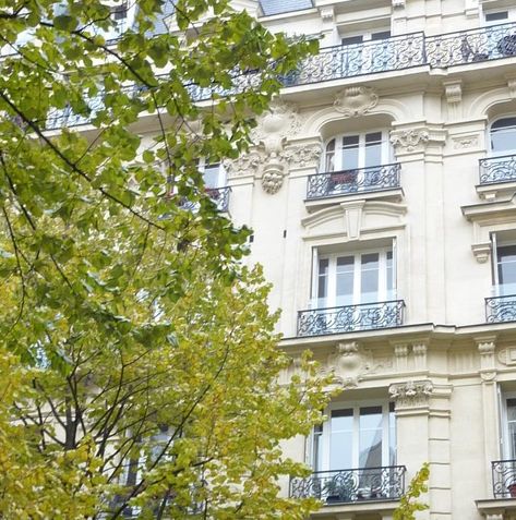 Seven Elements of the Classic Paris Apartment Buildings In Paris, Haussmann Architecture, Townhouse Exterior, Parisian Architecture, Parisian Decor, Paris Place, Parisian Life, Architecture History, French Architecture