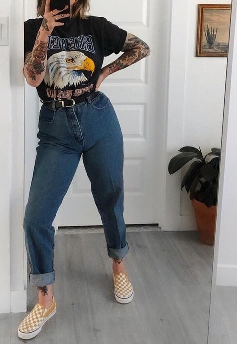 High Rise Tapered Pants Outfit, Hipster Outfits 2023, Going To A Bar Outfit, Jeans And T Shirt Outfit Winter, 90s Inspired Outfits Plus Size, Rock Style Outfits Plus Size, Alternative 70s Fashion, Graphic Tees And Jeans Outfits, Midsize Work Outfits Women