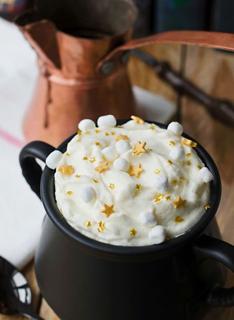 This Butterbeer Hot Chocolate is actually magical. Harry Potter Food Ideas, Harry Potter Treats, Gateau Harry Potter, Harry Potter Food, Festa Harry Potter, Harry Potter Birthday Party, Harry Potter Wedding, Harry Potter Halloween, Harry Potter Cake