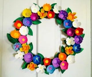 Egg Box Crafts, Egg Carton Flower Wreath, Egg Box Craft, Egg Carton Flowers, Paper Flower Wreaths, Recycled Crafts Kids, Cardboard Cartons, Easter Wreath Diy, Egg Cartons