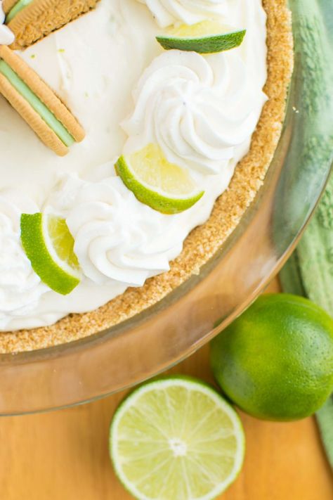 It's here! Key Lime Oreo Truffle Cream Pie. A no-bake pie that starts with a graham cracker crust filled with a layer of rich Key Lime Oreo truffle filling and a layer of tangy white chocolatey mousse filling! Creamy Key Lime Pie, Frozen Key Lime Pie, Banoffee Pie Recipe, Oreo Truffle, Homemade Peach Cobbler, Key Lime Pie Recipe, Jello Salads, Truffle Cream, Frozen Yogurt Bark