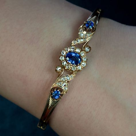 Antique Sapphire Jewelry, Vintage Jewels Rings, Blue Vintage Jewelry, Vintage Blue Jewelry, Victorian Gold Bracelet, Sapphire Gold Jewelry, Gold And Blue Bracelet, Antique Bracelets Gold, Vintage Gold Bangles