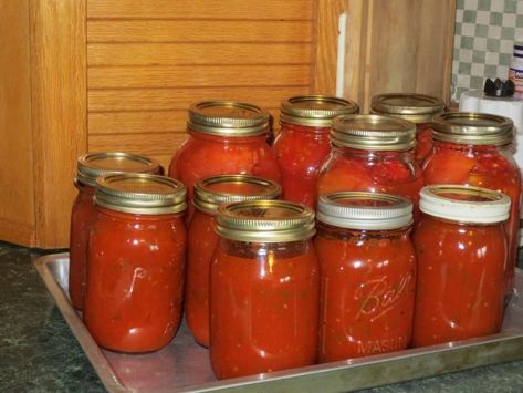 Tomato Sauce For Canning, Canning Pasta Sauce, Oven Roasted Tomato Sauce, Canning Tomato Juice, Make Tomato Sauce, Roasted Veggies In Oven, Canned Spaghetti Sauce, Pressure Canning Recipes, Canning Salsa