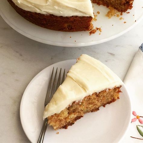 Summer Squash Cake: a moist, yummy cake made with zucchini, yellow squash, and other good things. And you can't go wrong with cream cheese frosting on top! Recipe on the blog. #summersquashcakes #summersquash #yellowsquash #zucchini #zucchinicake #cakes #cake #desserts #creamcheeseicing #creamcheesefrosting Squash Cake, Texas Chocolate Sheet Cake, Squash Cakes, Squash Bread, Summer Squash Recipes, Yellow Squash Recipes, Yellow Summer Squash, Zucchini Boats, Garden Food