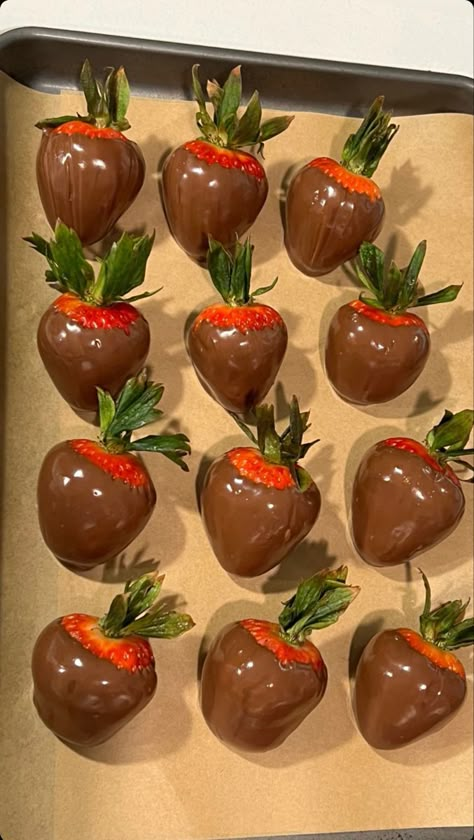 Red Desserts, I Want Food, Strawberry Chocolate, Chocolate Dipped Strawberries, Covered Strawberries, Food Is Fuel, Chocolate Strawberries, Chocolate Covered Strawberries, Food Obsession