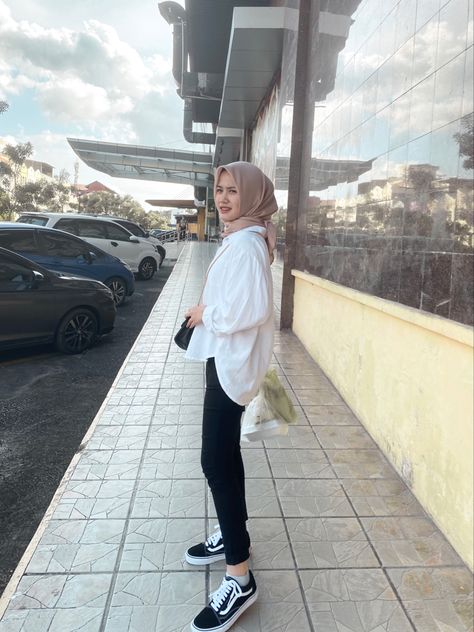 Outfit Celana Leging, Ootd Celana Leging, Outfit Celana Joger, Vans Outfit Hijab, Celana Leging, Kiss It Better Rihanna, Celana Jogger Wanita, Vans Women, Hijab Style Casual