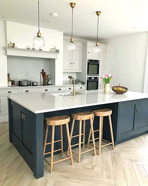 Modern Shaker Kitchen With Island, Kitchen Diner Island, Kitchen Inspo With Island, Howdens Kitchen Island, Huge Open Kitchen And Living Room, Kitchen Bench Extension, Howdens Shaker Kitchen, Island Bench Kitchen, Shaker Kitchen With Island