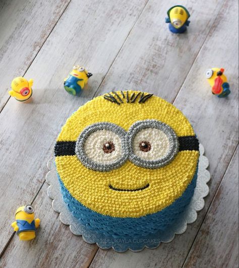 Minion Birthday Cake Ideas, 17th Bday Cake, 5 Minions, Minion Cake Design, 4 Minions, Minions Cake, Cake Designs For Boy, Minion Birthday Cake, Frosting Flowers