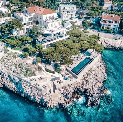 Les Roches Blanches  ★ ★ ★ ★ ★ on Instagram: “Dans un paysage naturel, découvrez une partie de l’hôtel vue du ciel 😍👌🏻 #luxuryhotel #lesrochesblanches #cassis #france #photography…” Cassis France, France Photography, Metro Station, Breakfast Area, 5 Star Hotels, Beautiful Hotels, Pool Area, Hotels Design, Holiday Travel