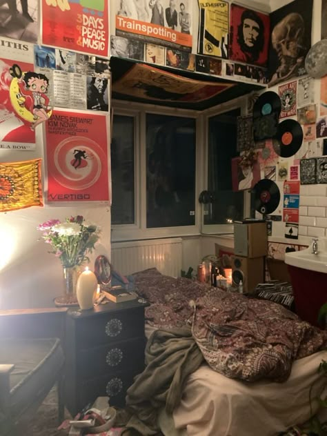 Kay Stratford Room, 90s Punk Bedroom, Asthmatic Room Ideas, Junos Room, Retro Room Ideas Bedroom, Kat Stratford Bedroom, Kat Stratford Room, Artsy Dorm Room, Retro Vintage Room