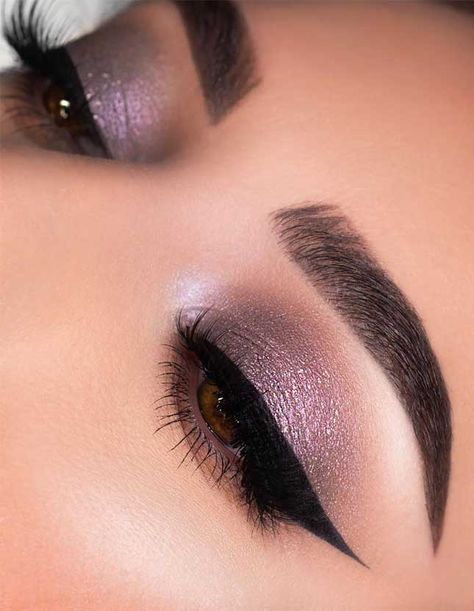 If you need inspiration for beautiful makeup for fall and winter? From natural and nude looks to bold lip colors and smoky eyes. Whether... Eyeliner Lashes, Purple Makeup Looks, Soft Eye Makeup, Eyebrows Makeup, Wedding Makeup For Brown Eyes, Purple Eye Makeup, Makeup Nails Art, Makeup For Hazel Eyes, Glitter Eye Makeup