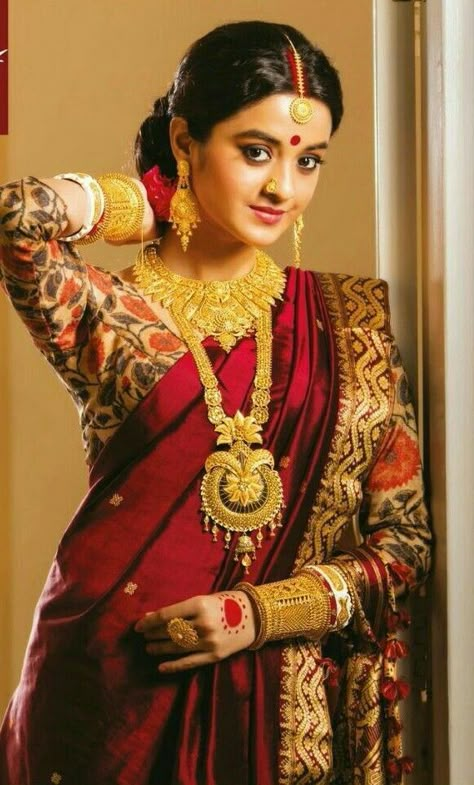 Bengali Gold Jewellery, Darshana Banik, Edgy Bridal, Indian Bride Makeup, Bengali Bridal Makeup, Indian Wedding Fashion, Bridal Necklace Designs, Indian Bridal Photos, Bengali Bride