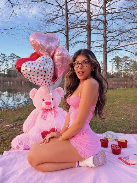 Valentines Day Pink Outfit, Valentine Shoot Ideas Photoshoot Women, Valentines Ig Post, Valentines Pictures Aesthetic, Girly Valentines Outfits, Valentine’s Day Picnic Photoshoot, Valentine’s Day Inspo Pics, Valentines Day Pictures Ideas, Galentines Party Sorority