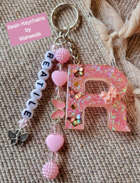 Unique Resin Keychain Ideas, Diy Resin Letter Keychain Ideas, Resin Keychain Ideas Alphabet With Name, Letter Resin Keychain, Resin Art Letter Keychain, Letter Keychain Resin, Preschool Creative Art, Diy Resin Keychain, Seni Resin