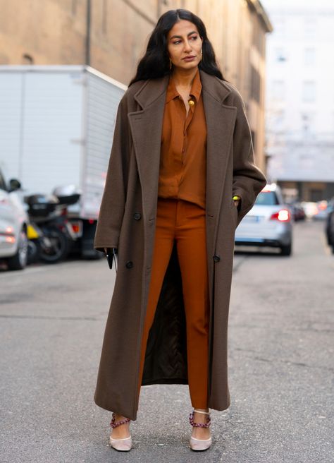 The 13 Designer Duster Coats To Invest In This Season – Editorialist Fashion Week 2022, Kelly Rutherford, Satin Coat, Suede Trench Coat, Milan Fashion Week Street Style, Top Street Style, Milan Street Style, Coat Style, Wool Trench Coat