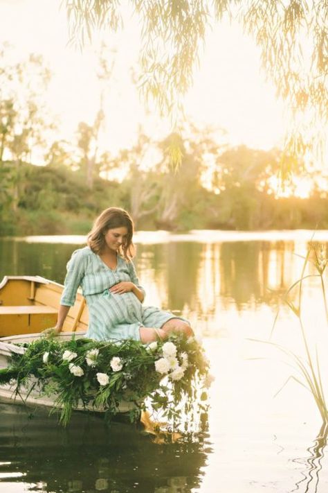 Maternity Boat Pictures, Boat Maternity Photos, Future Pictures, Boat Photoshoot, Styled Photoshoot, Couple Pregnancy Photoshoot, Spell Designs, Inspiration Photos, Maternity Poses