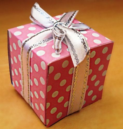 Hediye Kutusu Yapımı Kolay - Kendin Yap http://www.canimanne.com/hediye-kutusu-yapimi-kolay-kendin-yap.html Hediye Kutusu Yapımı Kolay - Kendin Yap Origami, Gift Wrapping