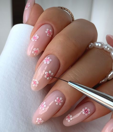 Almond Flower Nails, Daisy Acrylic Nails, Almond Flower, Chic Nail Art, Manicure Nail Designs, Nail Art Designs Diy, Chic Nails, Fresh Look, Flower Nails