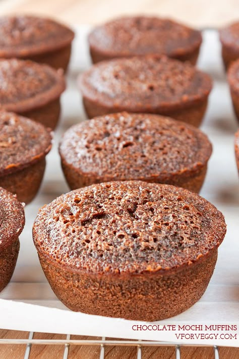 These yummy chocolate mochi muffins have a slightly chewy and fudgy texture and are completely gluten-free. They are my favorite to bring to a potluck. Chocolate Mochi Recipe, Mochi Muffin Recipe, Mochi Muffin, Butter Mochi Cake, Hawaiian Butter Mochi, Mochi Muffins, Manju Recipe, Mochi Recipes, Chocolate Mochi