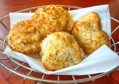 Red Lobster Cheddar Bay Biscuits Recipe, Quick Biscuit Recipe, Biscuit Monkey Bread, Southern Biscuits Recipe, Easy Drop Biscuits, Red Lobster Cheddar Bay Biscuits, Drop Biscuits Recipe, Red Lobster Biscuits, Cheddar Bay Biscuits