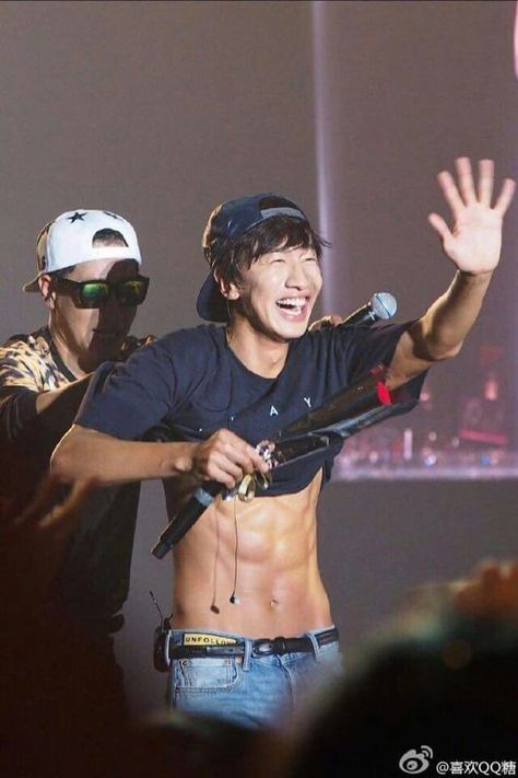 Lee Kwang Soo abs Lee Kwang Soo Running Man, Running Man Funny, Running Man Cast, Lee Kwangsoo, Running Man Korea, Body Jeans, Running Man Members, Lee Kwang Soo, Running Man Korean