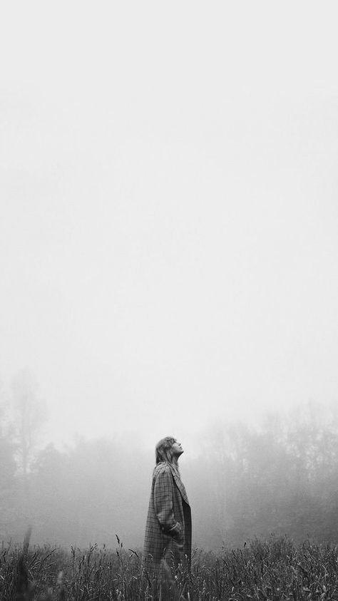 Foggy Field, Fog Photography, Winter Portraits, Nature Vibes, Shotting Photo, Winter Photoshoot, Outdoor Shoot, Outdoor Photoshoot, Portrait Photography Poses